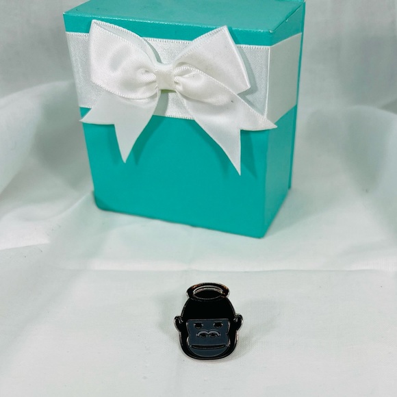 Harambe Memorial Remembrance Souvenir Sympathy Pin - Picture 2 of 9